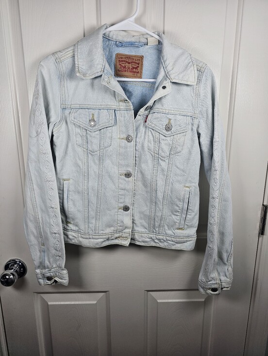 Levi's Jackets & Blazers - Levi’s Embroidered Floral Sleeves Light Wash Trucker Jean Jacket Women’s Size S
